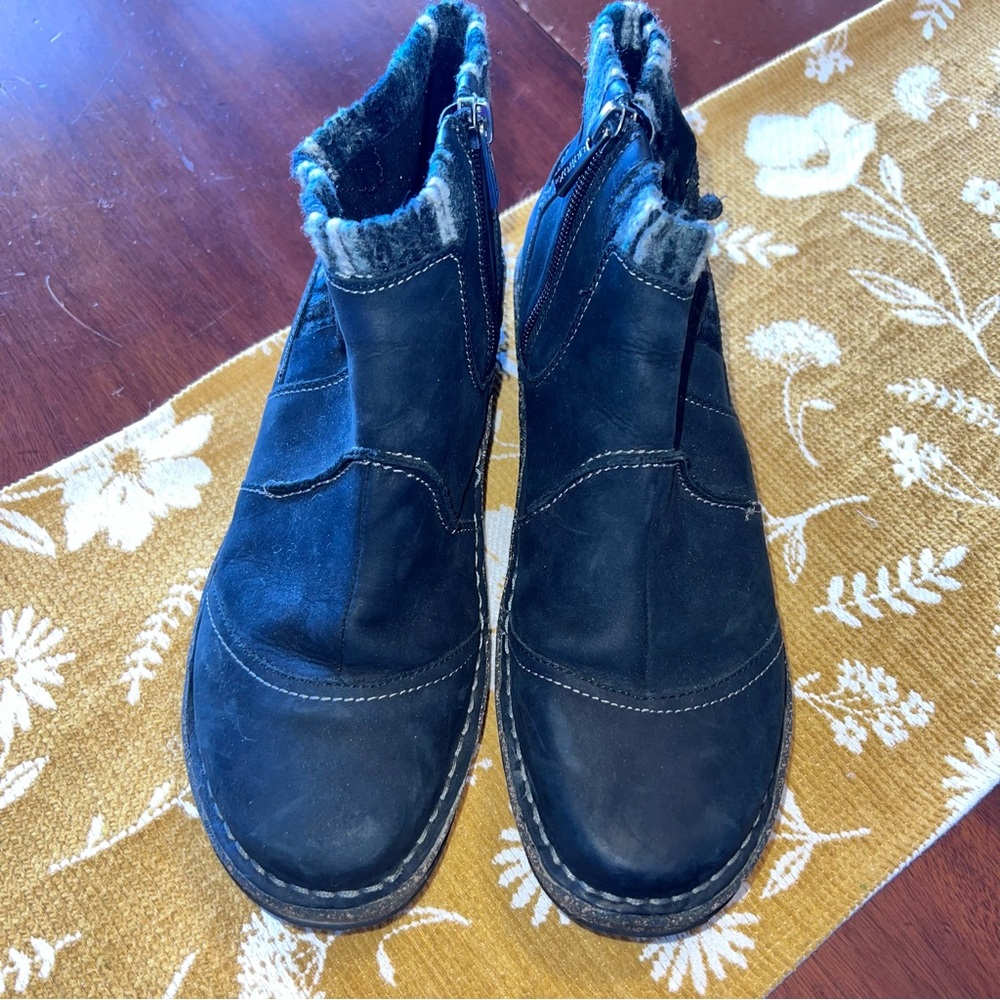 Aetrex Black Cammie Ankle Boots with Patterned Lining size 9.5
